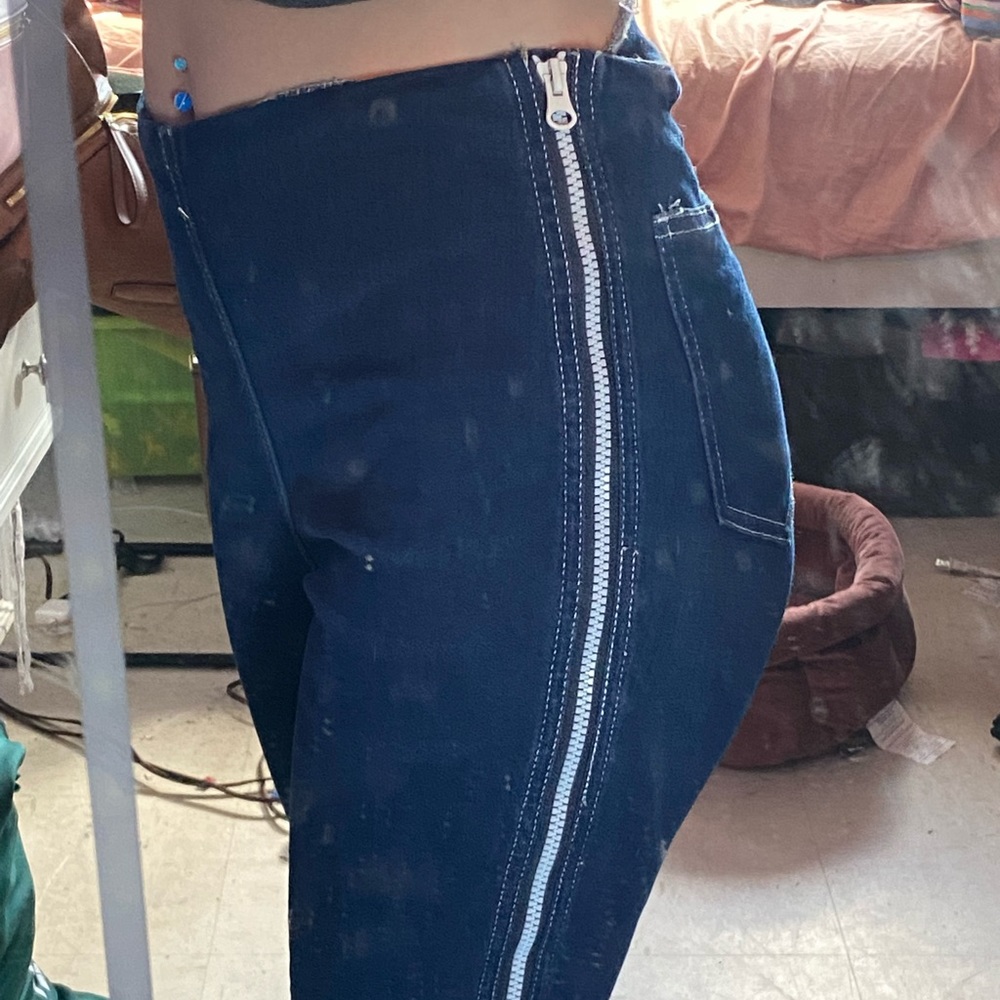 Cute BDG pants with zippers on the side